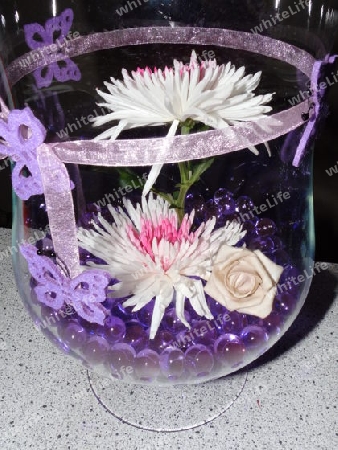 Lila Vase mit Blume