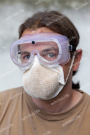 Arbeiter mit Atemschutzmaske