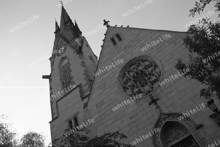 Die Friedenskirche von Hanau, in den Abendstunden, aus der Froschperspektive schwarz wei?.