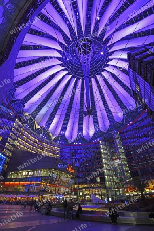 Innenhofbereich und Dach des Sony Centers  abends am Potsdamer Platz, Berlin, Mitte, Deutschland, Europa, oeffentlicherGrund