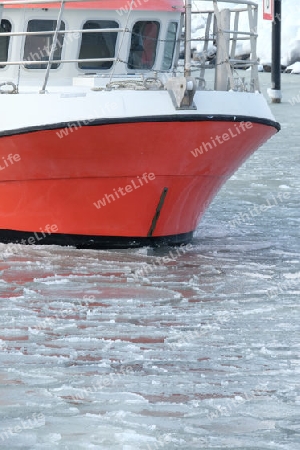 Fischerboot im Eis