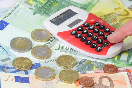 Taschenrechner mit Euroscheinen im Hintergrund