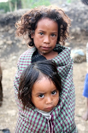 Zwei Maedchen in einem Bauerndorf beim Bergdorf Maubisse suedlich von Dili in Ost Timor auf der in zwei getrennten Insel Timor in Asien.