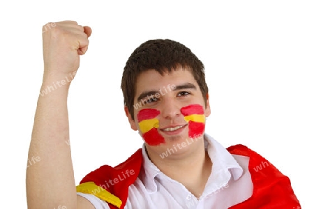 Junger bemalter spanischer Fussballfan auf hellem Hintergrund
