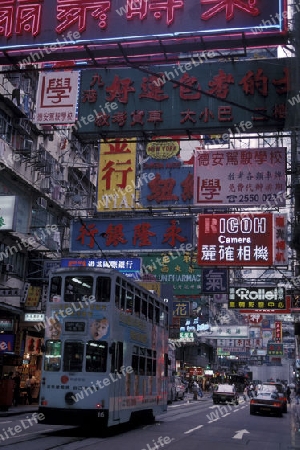 Ein Doppeldecker Stadttram in der Nathan Road von Kowloon in der Metropole Hong Kong in Asien.  