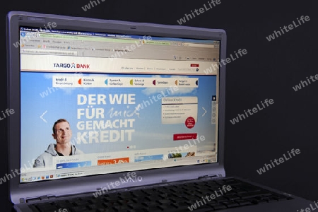 Website, Internetseite, Internetauftritt der Targobank auf Bildschirm von Sony Vaio  Notebook, Laptop