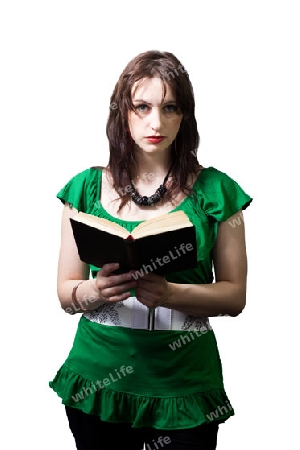 Frau mit Buch beim Lesen