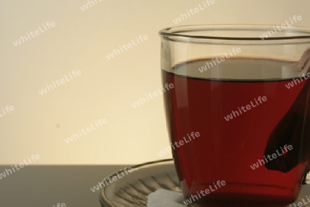 In der rechten Bildh?lfte stehendes Teeglas mit roten Tee.