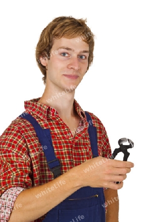 Junger Handwerker mit Kneifzange auf weissem Hintergrund