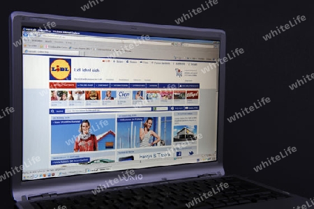 Website, Internetseite, Internetauftritt des Lebensmittelhaendlers Lidl  auf Bildschirm von Sony Vaio  Notebook, Laptop