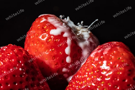 Erdbeeren im Highspeed mit flüssiger Sahne