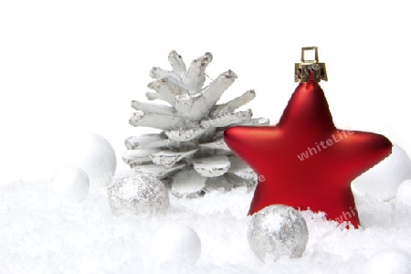 Weihnachten, Dekoration Tannenzapfen, Weihnachtskugel als Stern rot und weiss