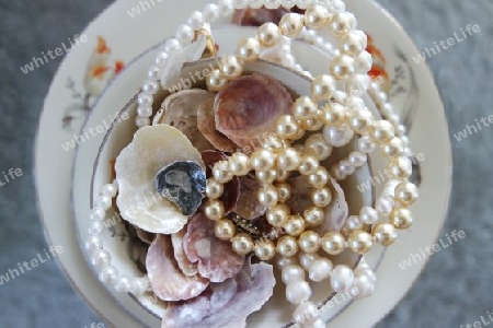 Perlen und Muscheln