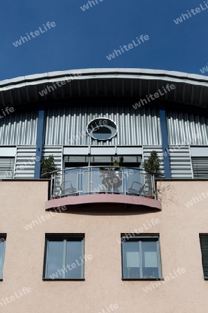 ein Balkon an einem modernen Bauwerk in Jena