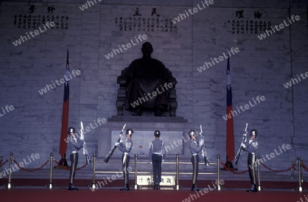 Die Wache bei der Wachabloesung im Chiang Kai Shek Memorial in der Hauptstadt Taipei im norden der Insel Taiwan.