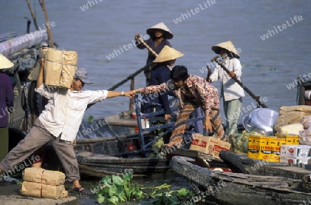 Marktleute treiben auf einem Fluss im Mekong Delta bei der Stadt Can Tho im sueden von Vietnam in Suedost Asien.