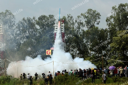 Eine Rakete startet beim Bun Bang Fai oder Rocket Festival in Yasothon im Isan im Nordosten von Thailand. 