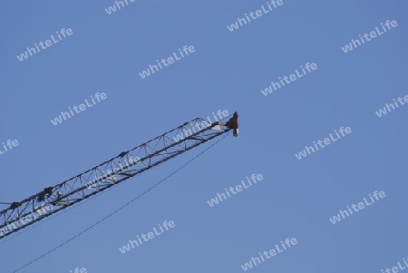 Close up  eines Ausleger von einem Baukran, am blauen Himmel.
