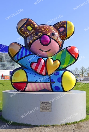 Best Buddies Friendship Bear vor O2 World in Berlin Mitte, gestaltet von Romero Britto, gespendet von der Eunice Kennedy Shriver Stiftung 2011, Deutschland, Europa, oeffentlicherGrund