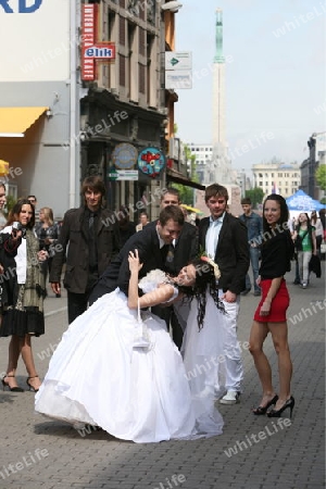 Ein Hochzeitspaar in der Neustadt von Riga der Hauptstadt von Lettland