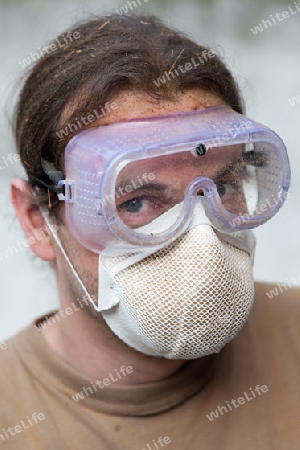Arbeiter mit Atemschutzmaske