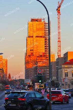 Saharastaub und Morgensonne färben den Turm