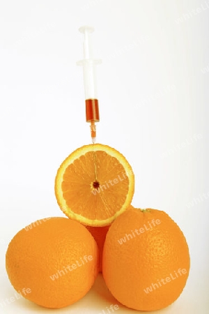Spritze in Orange, Genorange, Symbolbild, Injektionsspuren in der Orange, genmanipulierte Lebensmittel