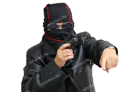 Bewaffneter Gangster auf hellem Hintergrund