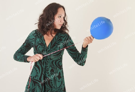 Junge asiatische Frau mit blauen Luftballon