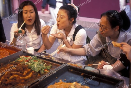 Menschen in einem Fastfood Strassensrataurant in einer Einkaufsstrasse im Zentrumvon Seoul der Hauptstadt von Suekorea in Ostasien..