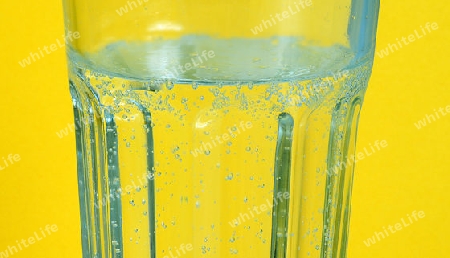 Luftblasen in Mineralwasser Glas