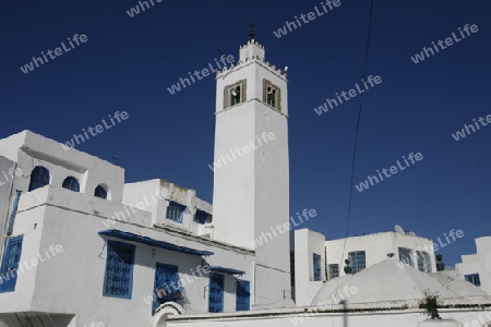 Die Moschee mit Minarett in der Altstadt von Sidi Bou Said noerdlich von Tunis im Norden von Tunesien in Nordafrika am Mittelmeer. 