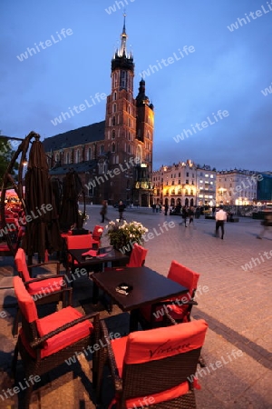 Der Rynek Glowny Platz mit der Marienkirche in der Altstadt von Krakau im sueden von Polen.