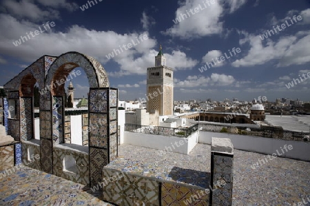 Das Minarett der MoscheeZaytouna oder Grosse Moschee in der Altstadt oder Medina der Hauptstadt Tunis im Norden von Tunesien in Nordafrika am Mittelmeer. 