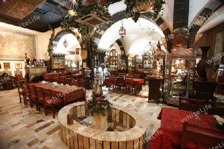Asien, Naher Osten, Syrien, Damaskus,    Ein traditionelles Restaurant in einer Gasse im Souq und Altstadt von Damaskus in der Hauptstadt von Syrien. 