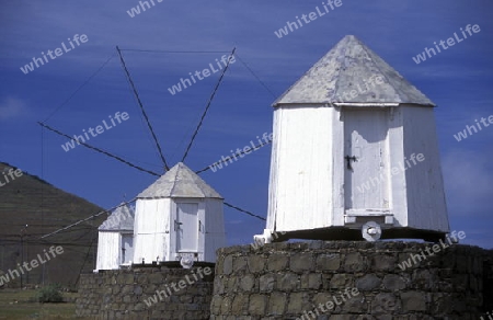 Traditionelle Windmuehlen im osten der Insel Porto Santo bei der Insel Madeira im Atlantischen Ozean, Portugal.