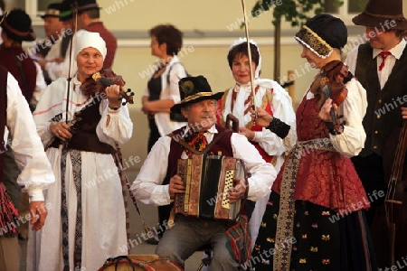 Eine Traditionelle Tanzgruppe anlaesslich eines Fruehlingsfest in der Altstadt von Vilnius der Hauptstadt von Litauen im Baltikum in Osteuropa.