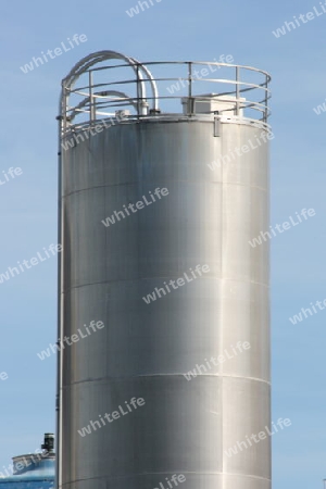 Large, cylindrical storage tank of a chemical production plant  Gro?er,Zylindrischer Vorratstank einer Chemischen Produktionsanlage