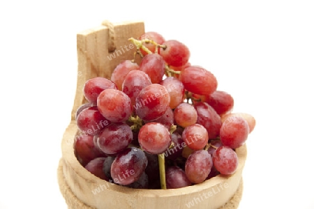 Weintrauben im Holzeimer