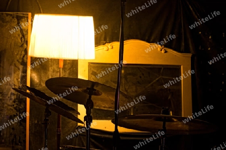 Schlagzeug, Spiegel und Lampe