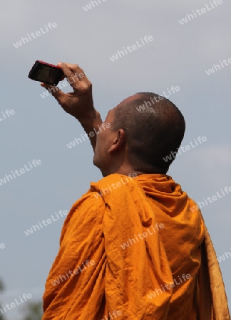 Menschen beobachten einen Raketenstart beim Bun Bang Fai oder Rocket Festival in Yasothon im Isan im Nordosten von Thailand. 