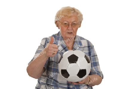 Seniorin mit Fussball- freigestellt auf weissem Hintergrund