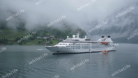 Kreuzfahrtschiff im Nebel. Geirangerfjord, Norwegen