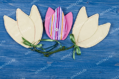 3 Tulpen aus Stoff suf blauem Hintergrund