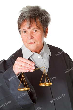 Juristin mit Waage freigestellt auf weissem Hintergrund