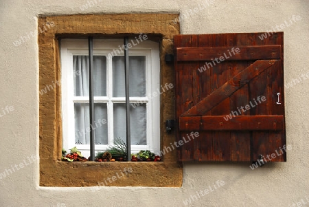 Sprossenfenster mit alten Holz-Fensterladen
