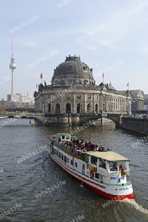 Fahrgastschiff auf der Spree vor Bodemuseum, Museumsinsel, Unesco Weltkultererbe, Berlin, Deutschland, Europa