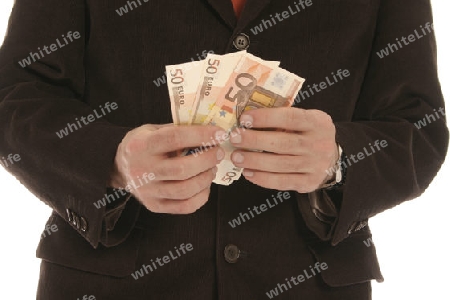 Mann mit 50 EUR Scheinen in der Hand