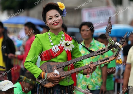 Eine Musikerin einer  traditionelln Tanz Gruppe zeigt sich an der Festparade beim Bun Bang Fai oder Rocket Festival in Yasothon im Isan im Nordosten von Thailand. 